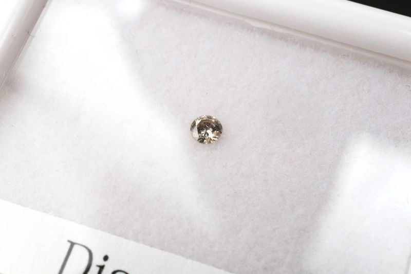 約2.5mm(0.06ct)