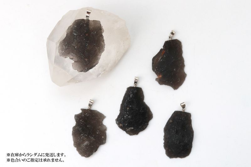 デザインA:約24.5×44.8×8.9mmから約28×55.7×5mm