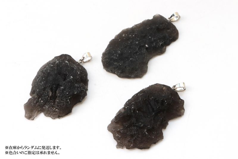 デザインB:約28.4×54×9mmから約32.3×61.2×5.7mm