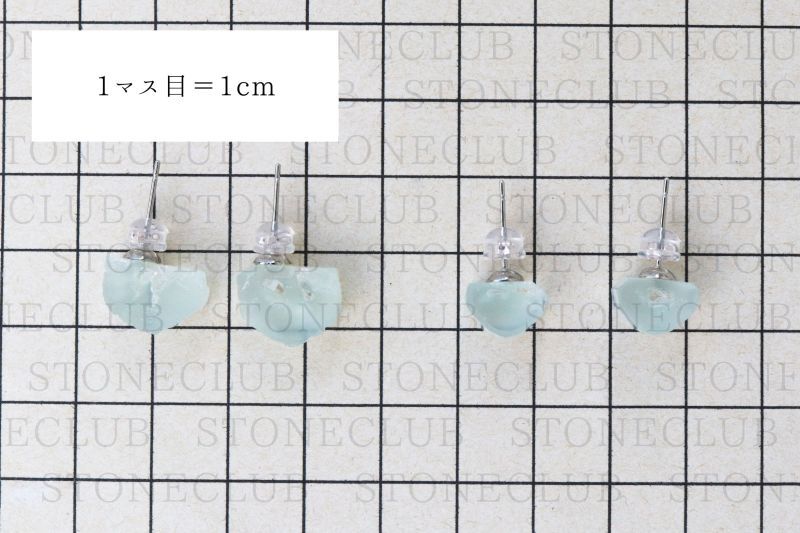 方眼紙比較(シルバー:約8.5×7.4×10.1mmから8.1×10.1×13.1mm)