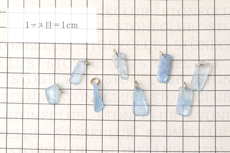 方眼紙比較(ゴールド:約5.6×3.1×20.4mmから8×3.8×27.3mm)