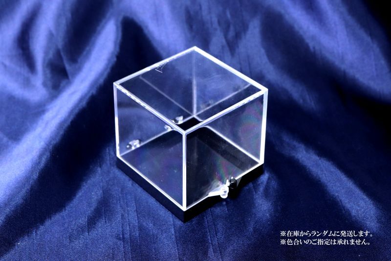 中(約5×5×5.2cm)