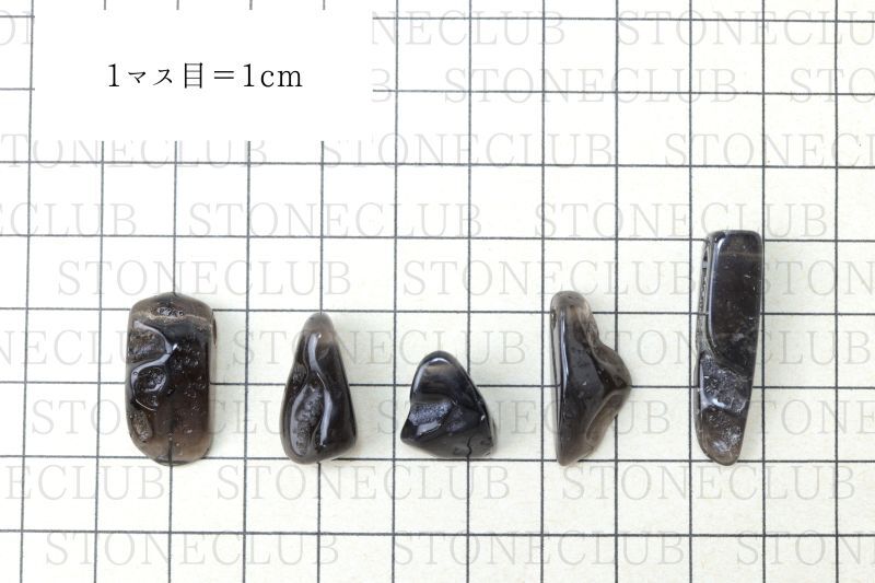 方眼紙比較(約12.7×10×17.7mmから7.4×8.2×31.5mm(穴あき))
