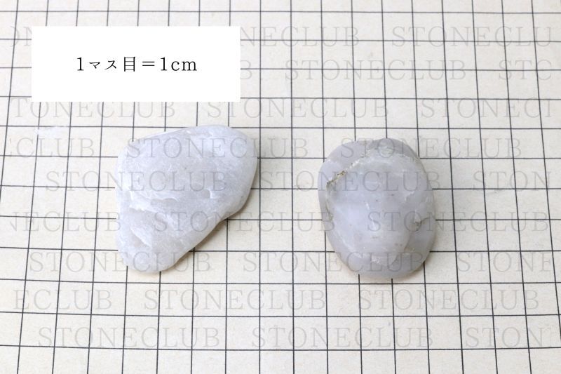 方眼紙比較:(C:約43×33.5×27.7mmから53×36.5×24.3mm)
