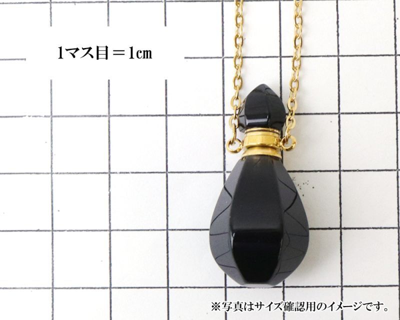方眼紙比較(オニキス:全長約31cm、トップ約縦36x幅17mm、 厚み約15mm)