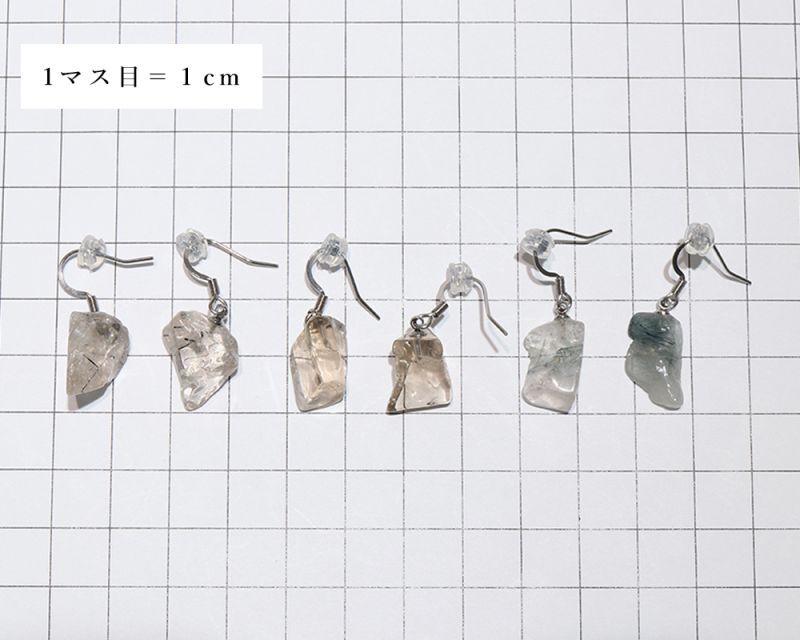 方眼紙比較(シルバー:全長約29.5mm、石サイズ縦約12.2×横約8.3×厚み約8.6mm)