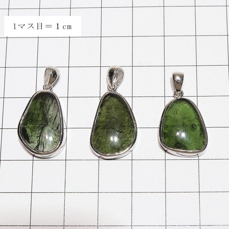 方眼紙比較((B)全長約26〜30mm 横約14〜16mm×縦約19〜21mm×厚み約5mm)