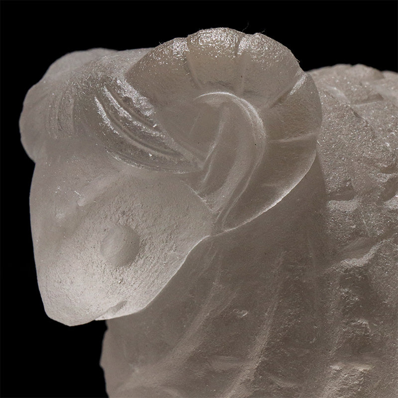 【予約販売】　2027年　干支　天然水晶＜ブラジル産＞　羊　彫り物　約3.6cm×約3.8cm×約4.5cm [co-g3399]