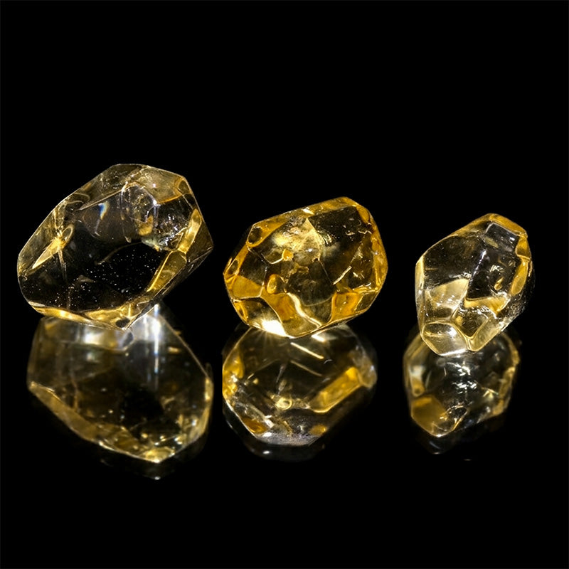 シトリン＜ブラジル産＞　穴なし　約横7～11×縦10～18mm　バラ石　ランダム発送　 [co-g3452]