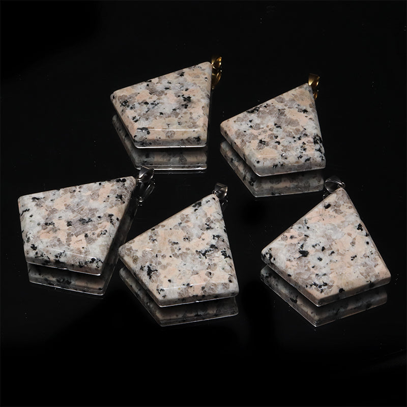 【日本銘石】ピンクロイヤルマイカイト（万成石）＜岡山県産＞　菱形　約38×42mm　ステンレス製　ペンダントトップ [co-g3053]