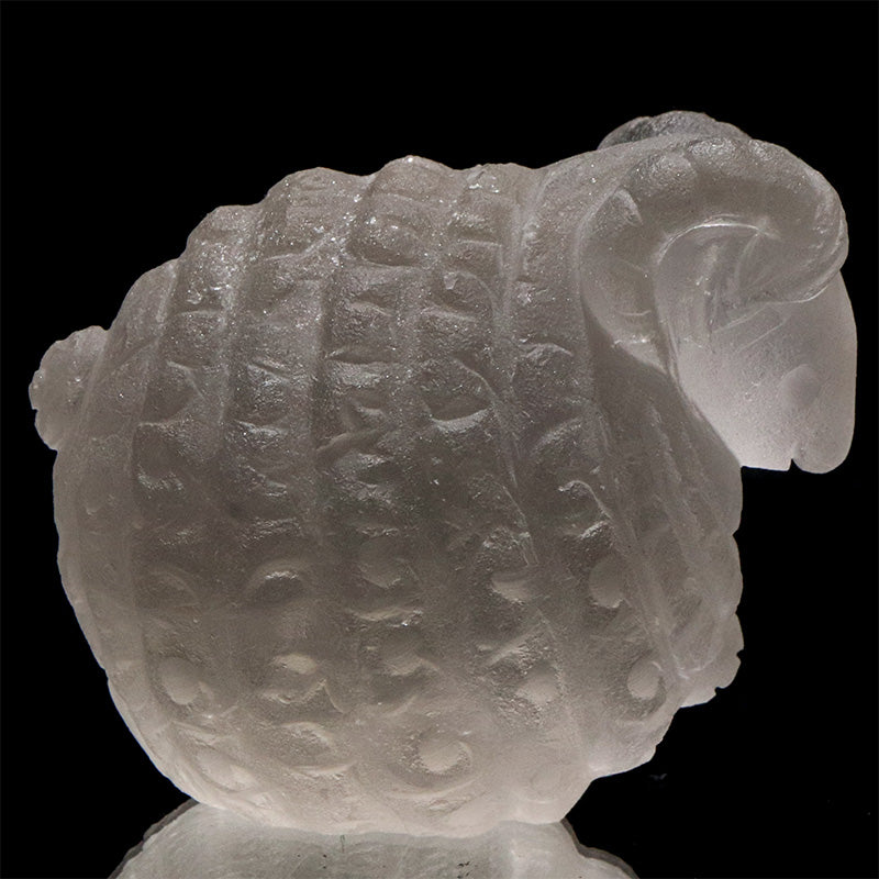 【予約販売】　2027年　干支　天然水晶＜ブラジル産＞　羊　彫り物　約3.6cm×約3.8cm×約4.5cm [co-g3399]