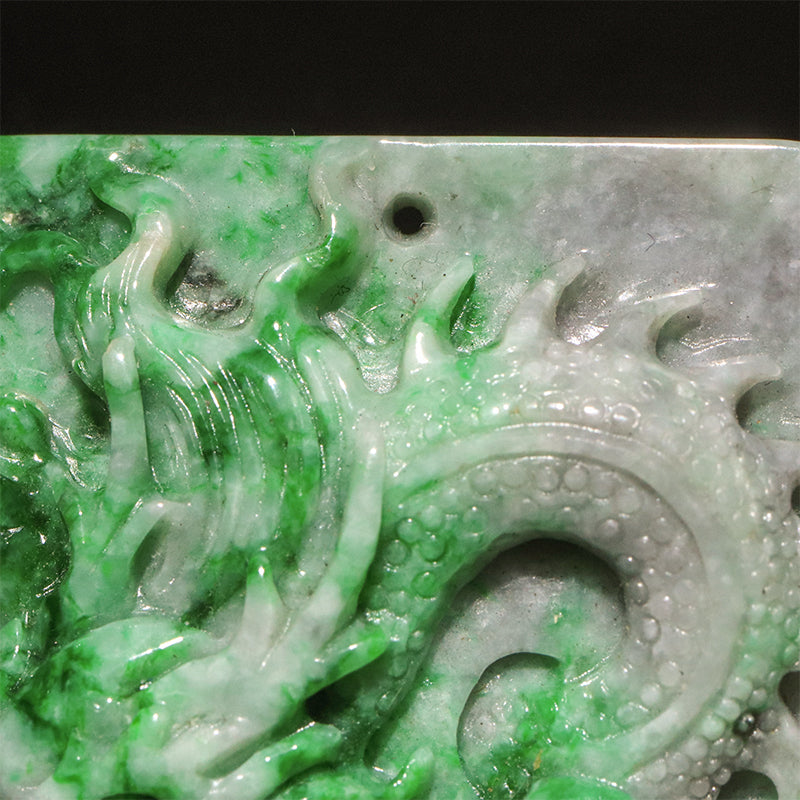 翡翠＜ミャンマー産＞　龍　約37×51mm　穴あり　ペンダントトップ [co-g2846]
