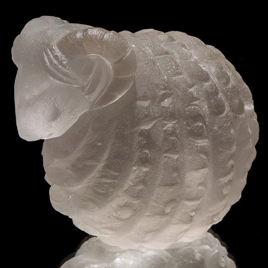 【予約販売】　2027年　干支　天然水晶＜ブラジル産＞　羊　彫り物　約3.6cm×約3.8cm×約4.5cm [co-g3399]