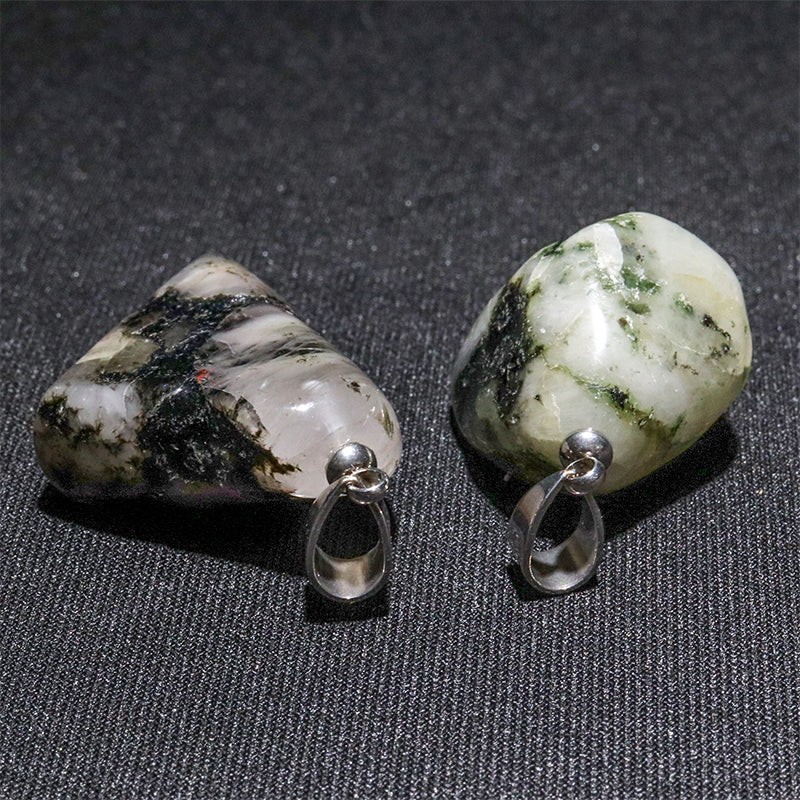 フェナカイト＜ブラジル産＞　原石　約9～20×11～26mm　ステンレス製　ペンダントトップ　ランダム発送 [co-g2935]