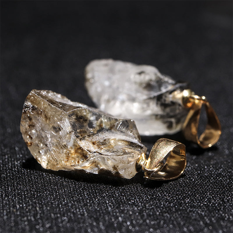 フェナカイト＜ロシア産＞　原石　約5.8～9.5×7～16mm　K18　ゴールド　ペンダントトップ　ランダム発送 [co-g2918]