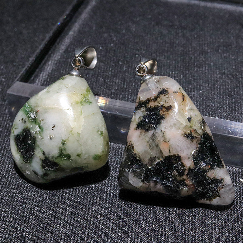 フェナカイト＜ブラジル産＞　原石　約9～20×11～26mm　ステンレス製　ペンダントトップ　ランダム発送 [co-g2935]