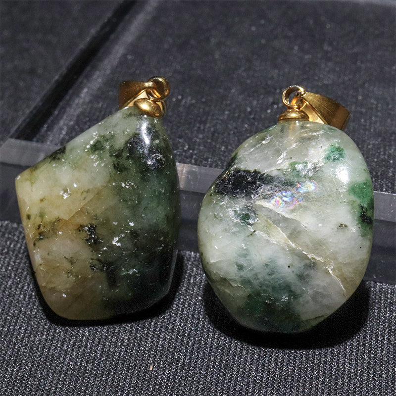 フェナカイト＜ブラジル産＞　原石　約9～20×11～26mm　ステンレス製　ペンダントトップ　ランダム発送 [co-g2935]