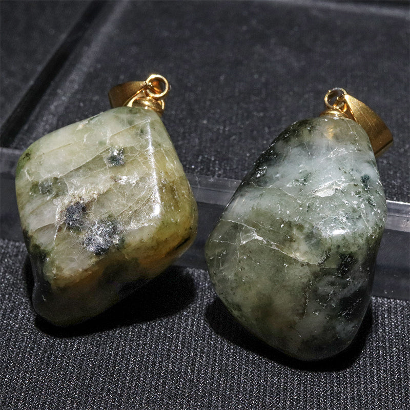フェナカイト＜ブラジル産＞　原石　約9～20×11～26mm　ステンレス製　ペンダントトップ　ランダム発送 [co-g2935]