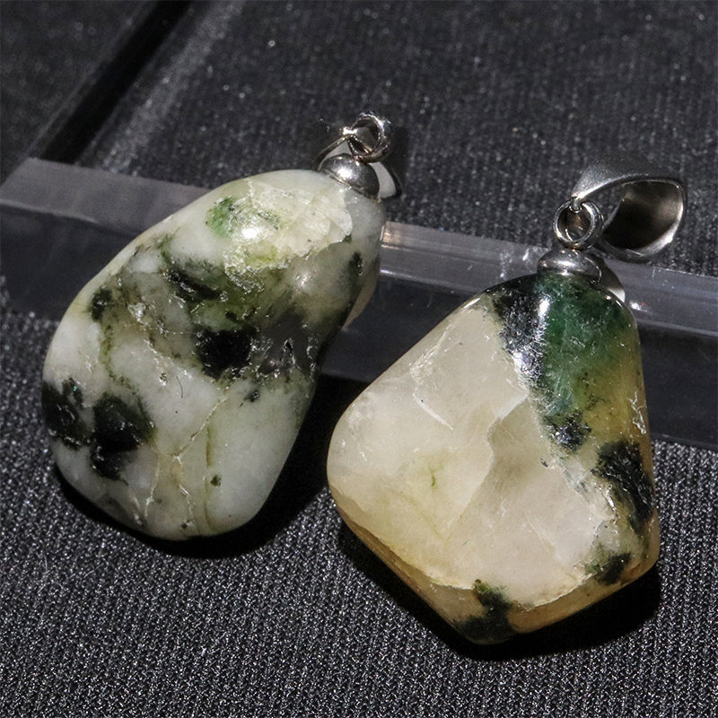 フェナカイト＜ブラジル産＞　原石　約9～20×11～26mm　ステンレス製　ペンダントトップ　ランダム発送 [co-g2935]