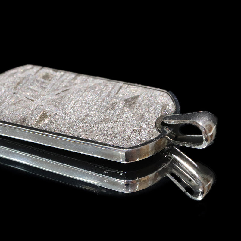 アルタイ隕石＜中国/新疆ウイグル産＞　トップ　約18×33mm　枠　ステンレス製 [co-g2432]