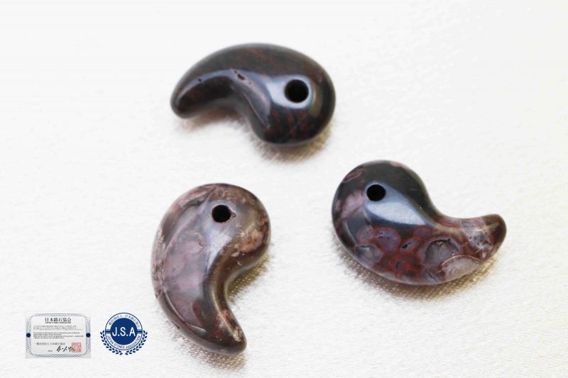 【日本銘石】勾玉　牡丹石　＜北海道産＞　赤　小　約20mm×13mm  [ma-g8072]