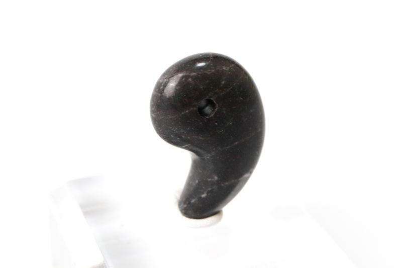 【日本銘石】勾玉　牡丹石　＜北海道産＞　小　約15×8×7.5mm  [ma-g8070]