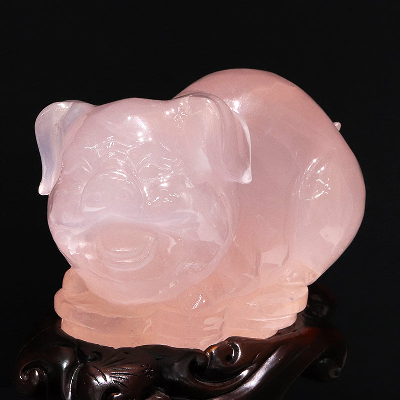 【動画】【一点物】彫り物　スターローズクォーツ　ブタ　マダガスカル産　干支　亥　台付き　専用ケース付き  [co-g1730]