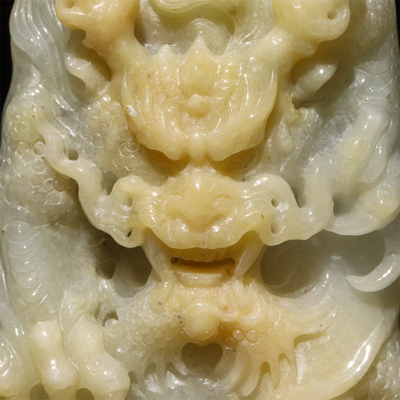 本翡翠＜ミャンマー産＞　龍　約33×63mm　穴あり　ペンダントトップ [co-g2851]