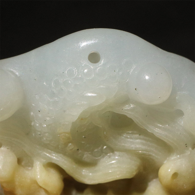 本翡翠＜ミャンマー産＞　龍　約33×63mm　穴あり　ペンダントトップ [co-g2851]