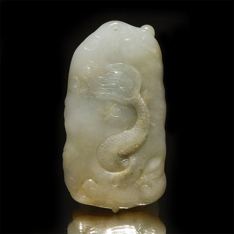 本翡翠＜ミャンマー産＞　龍　約33×63mm　穴あり　ペンダントトップ [co-g2851]