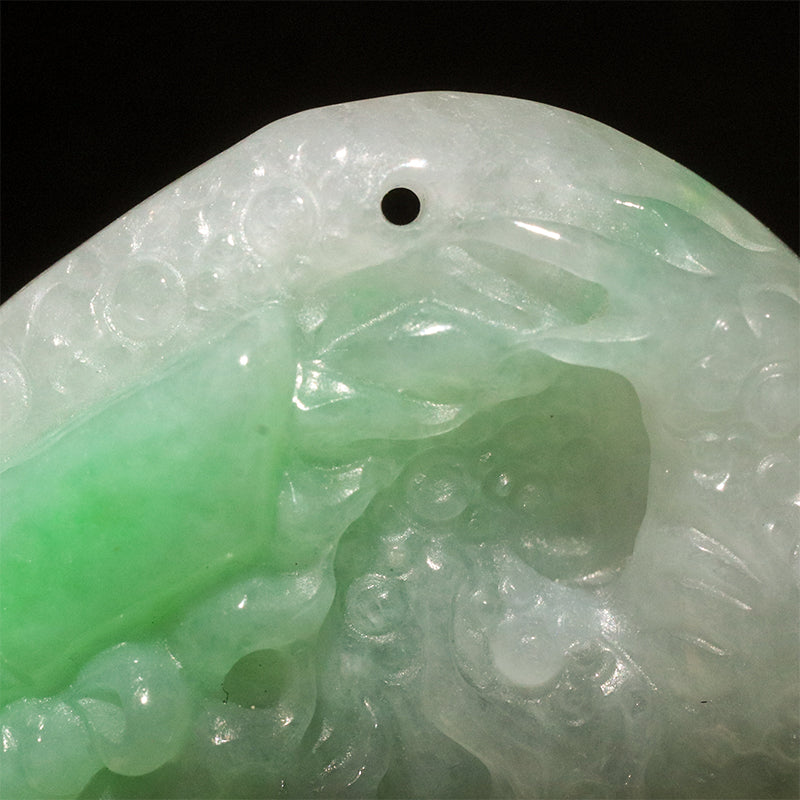 本翡翠＜ミャンマー産＞　龍　約39×53mm　穴あり　ペンダントトップ [co-g2849]