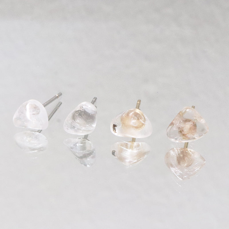 【対象商品10点以上ご購入で30％OFF/決済時に自動割引】ピアス　フェナカイト＜ロシア産＞　さざれ　約4～8mm  突き刺し型　ステンレス製 [co-g0911]