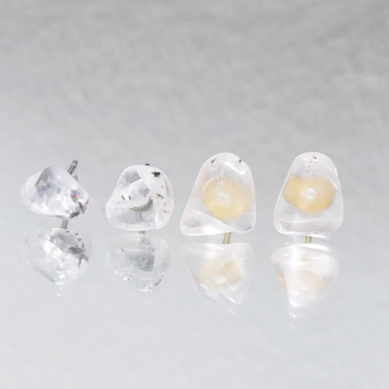 【対象商品10点以上ご購入で30％OFF/決済時に自動割引】ピアス　フェナカイト＜ロシア産＞　さざれ　約5～10mm  突き刺し型　ステンレス製 [co-g0912]