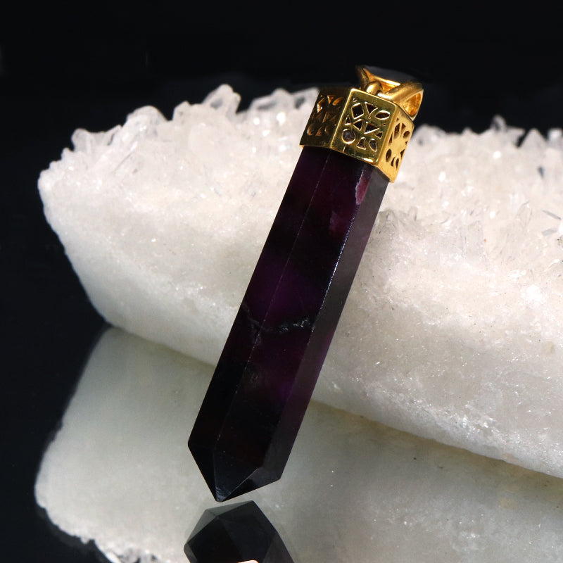 ペンダントトップ　スギライト＜南アフリカ産＞　ポイント型　Silver925　ゴールド  [co-g1828]