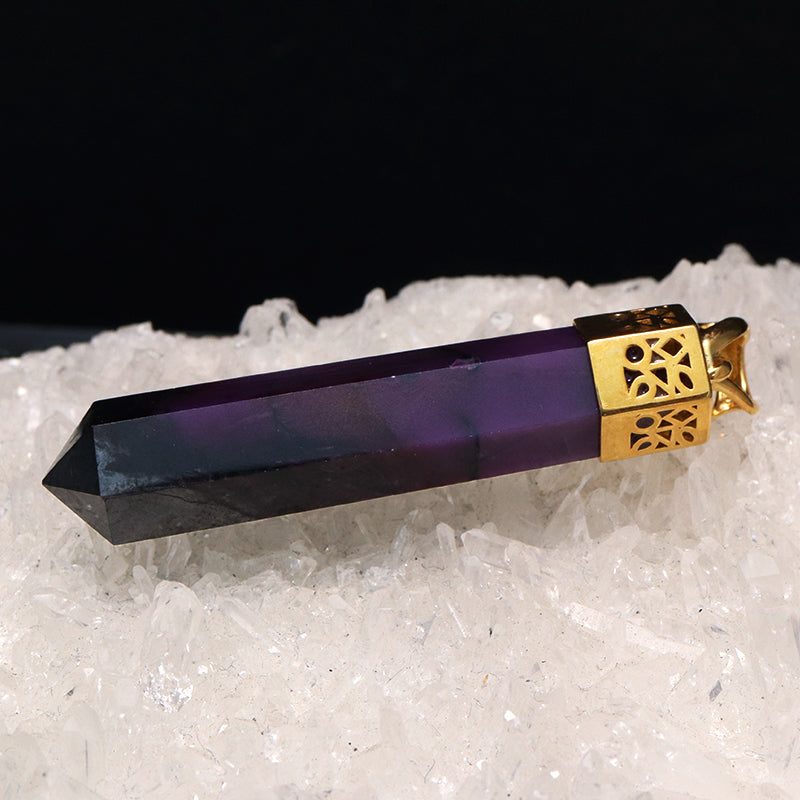 ペンダントトップ　スギライト＜南アフリカ産＞　ポイント型　Silver925　ゴールド  [co-g1829]