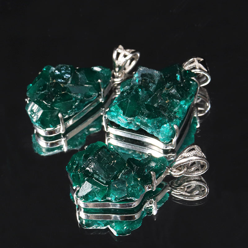 【現品限り】ペンダントトップ　ダイオプテーズ＜インド産＞　約15～20×約18～20mm　silver925　シルバー　ランダム発送 [co-g1836]