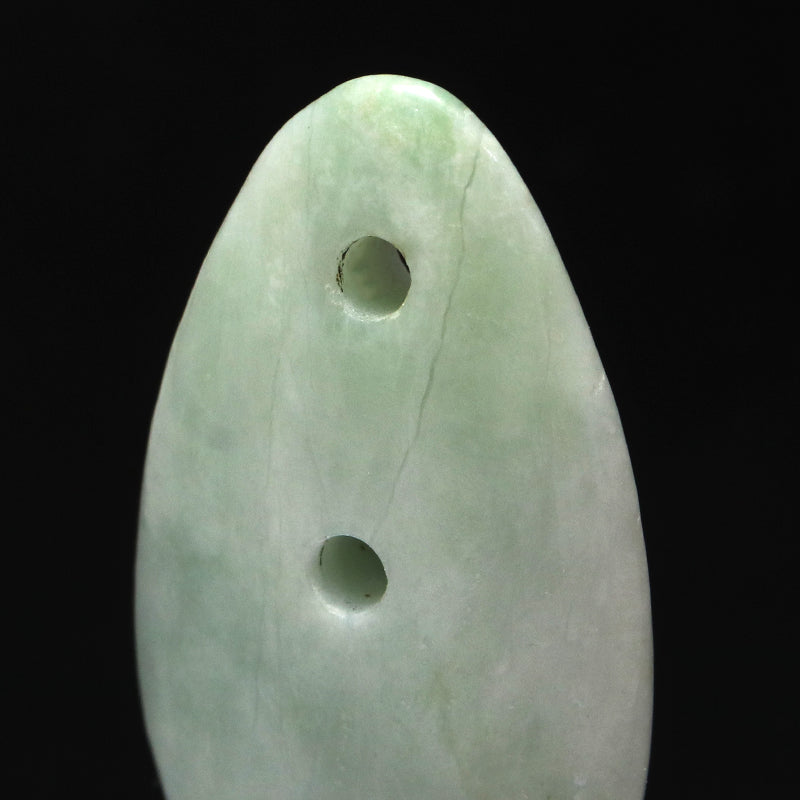 ペンダントトップ　糸魚川翡翠＜新潟県産＞　約30×15×6mm　貫通穴　日本製　証明証付き　ランダム発送 [co-g1843]