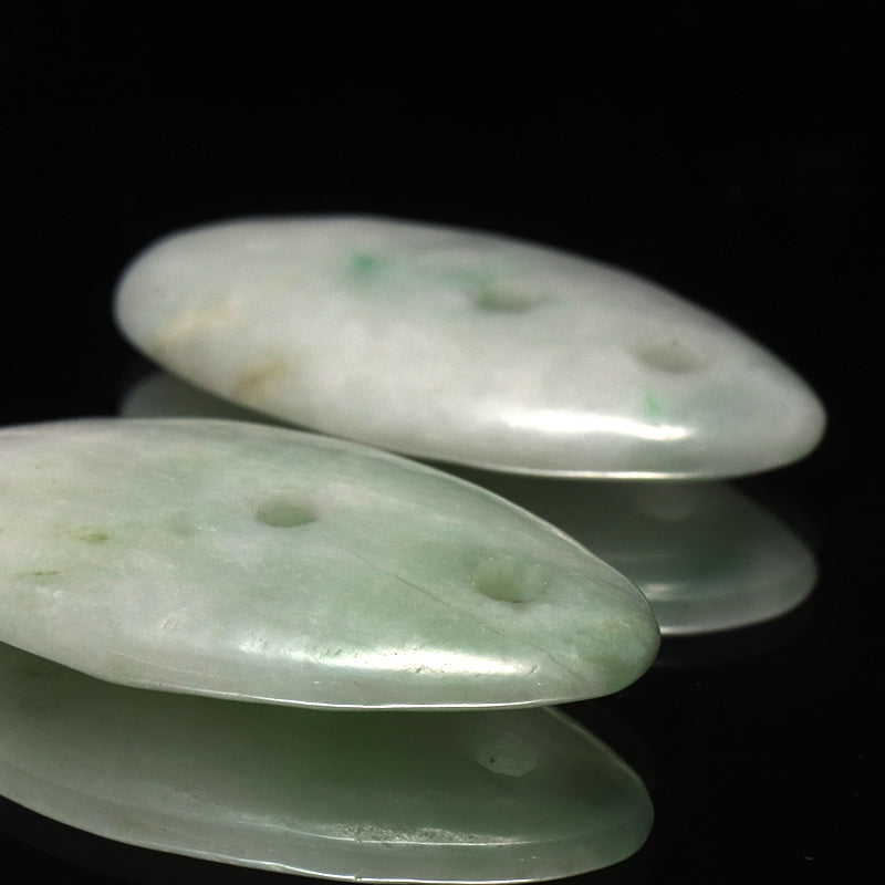 ペンダントトップ　糸魚川翡翠＜新潟県産＞　約30×15×6mm　貫通穴　日本製　証明証付き　ランダム発送 [co-g1843]