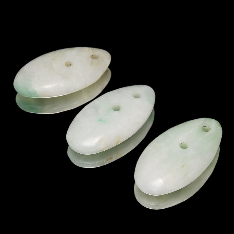 ペンダントトップ　糸魚川翡翠＜新潟県産＞　約30×15×6mm　貫通穴　日本製　証明証付き　ランダム発送 [co-g1843]