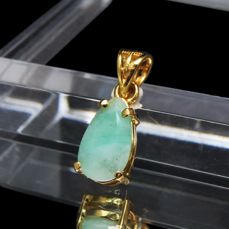 【対象商品10点以上ご購入で30％OFF/決済時に自動割引】ペンダントトップ　エメラルド＜ブラジル産＞　ドロップカット　約7×約10～11mm　Silver925  [co-g1852]