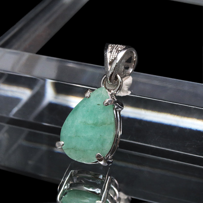 【対象商品10点以上ご購入で30％OFF/決済時に自動割引】ペンダントトップ　エメラルド＜ブラジル産＞　ドロップカット　約7×約10～11mm　Silver925  [co-g1852]
