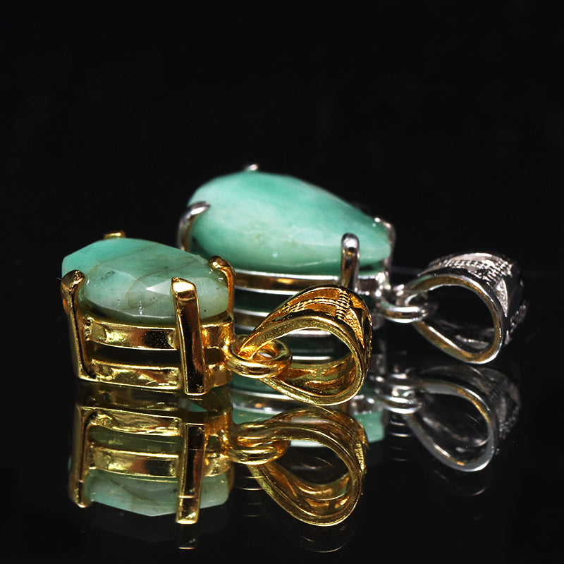 【対象商品10点以上ご購入で30％OFF/決済時に自動割引】ペンダントトップ　エメラルド＜ブラジル産＞　ドロップカット　約7×約10～11mm　Silver925  [co-g1852]