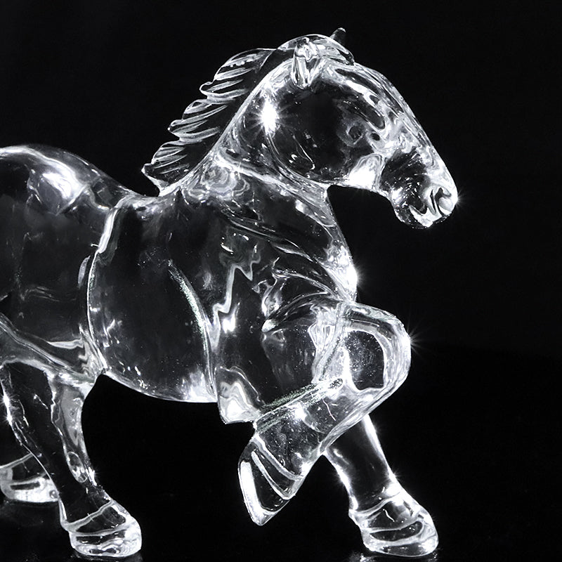 【現品限り】【動画】彫り物　天然水晶＜ブラジル産＞　馬(午)　約9cm×約7cm×約2cm　山梨職人手彫り　干支　証明書付き　専用ケース付き  [co-g1870]