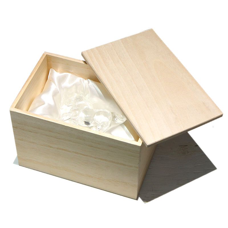 【現品限り】【動画】彫り物　天然水晶＜ブラジル産＞　馬(午)　約9cm×約7cm×約2cm　山梨職人手彫り　干支　証明書付き　専用ケース付き  [co-g1870]