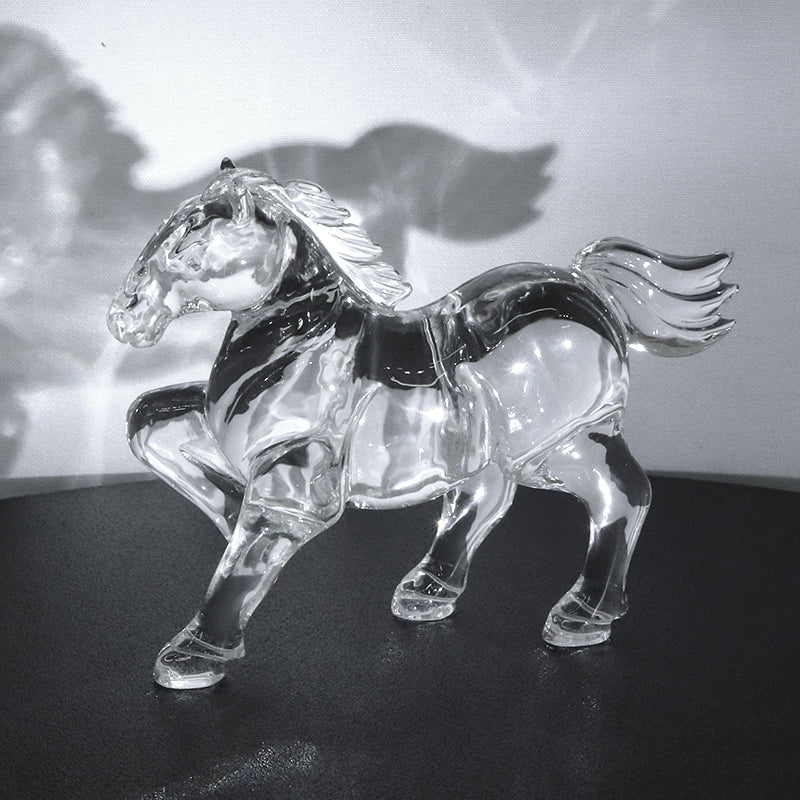 【現品限り】【動画】彫り物　天然水晶＜ブラジル産＞　馬(午)　約9cm×約7cm×約2cm　山梨職人手彫り　干支　証明書付き　専用ケース付き  [co-g1870]