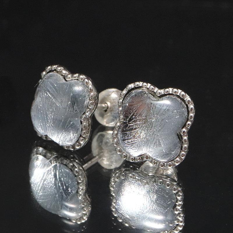 【割引不可】ピアス　ギベオン＜ナミビア産＞　クローバー　約10mm　Silver925 [co-g1910]