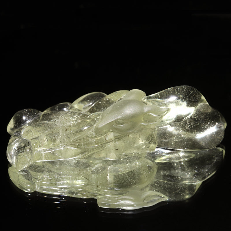 リビアングラス＜エジプト/リビア砂漠産＞　九尾の狐　約2.5×5.9cm　彫り物 [co-g3064]