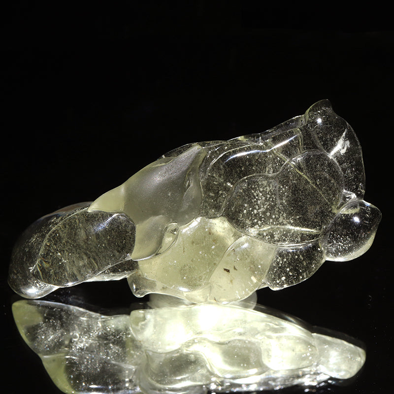 リビアングラス＜エジプト/リビア砂漠産＞　九尾の狐　約2.5×5.9cm　彫り物 [co-g3064]