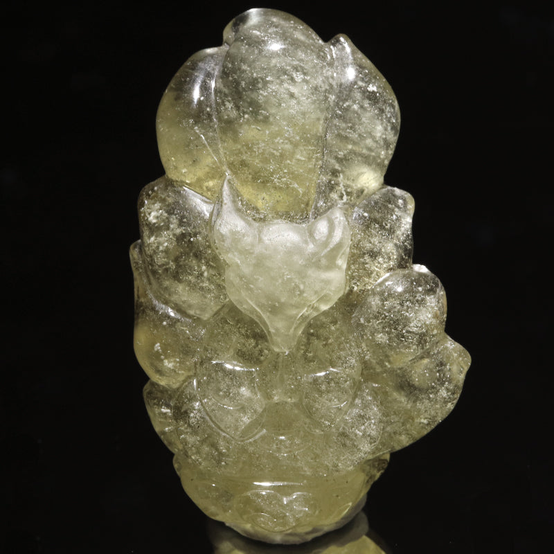 リビアングラス＜エジプト/リビア砂漠産＞　九尾の狐　約3.2×5.2cm　彫り物 [co-g3065]