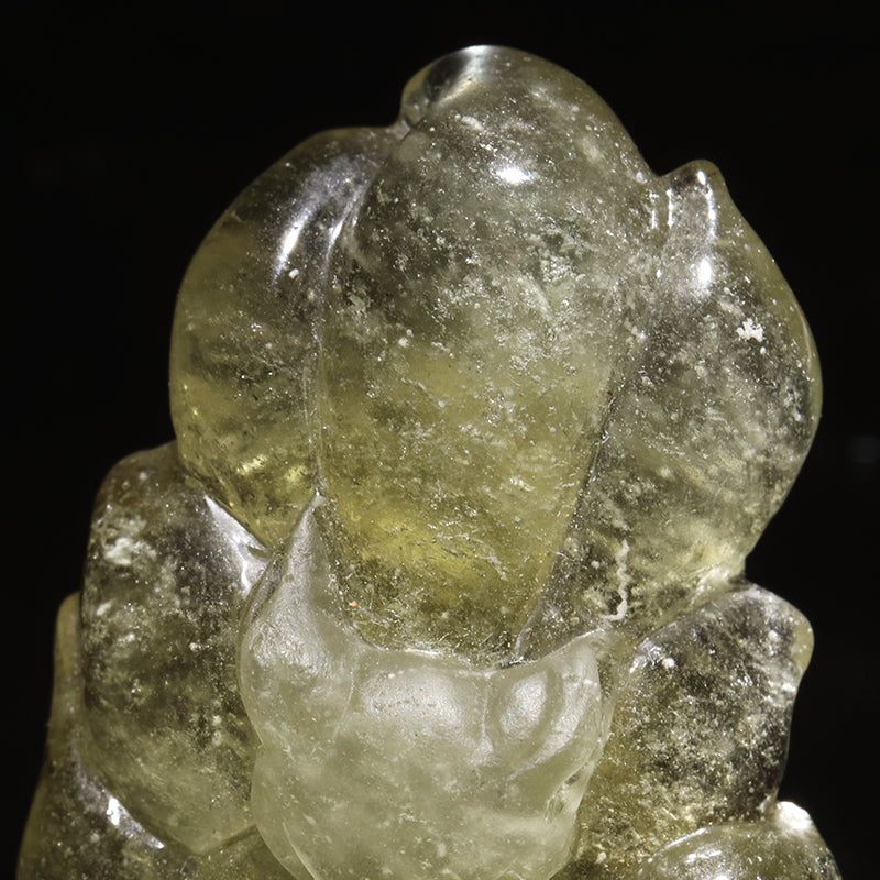 リビアングラス＜エジプト/リビア砂漠産＞　九尾の狐　約3.2×5.2cm　彫り物 [co-g3065]
